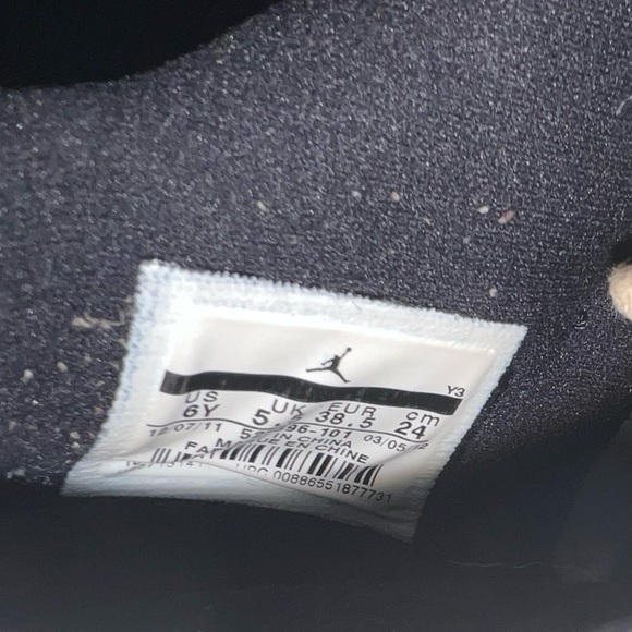 2012 Air Jordan 11 Retro Low ‘Cherry Bottom’ - Picture 6 of 8